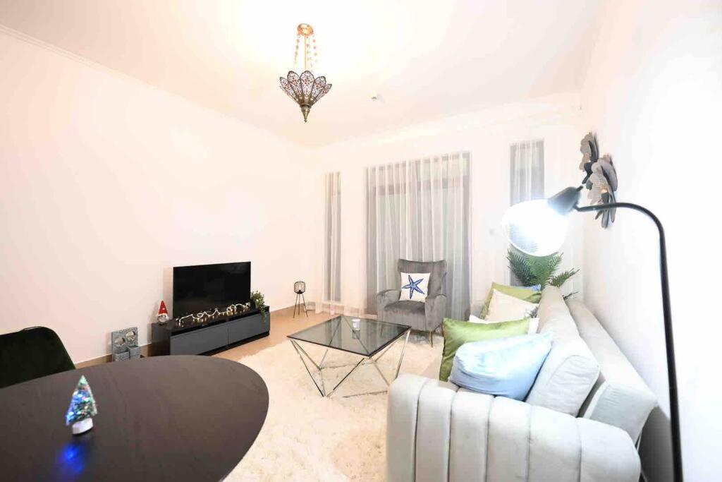 Brand New Furniture . Close To Dubai Mall. Exteriör bild
