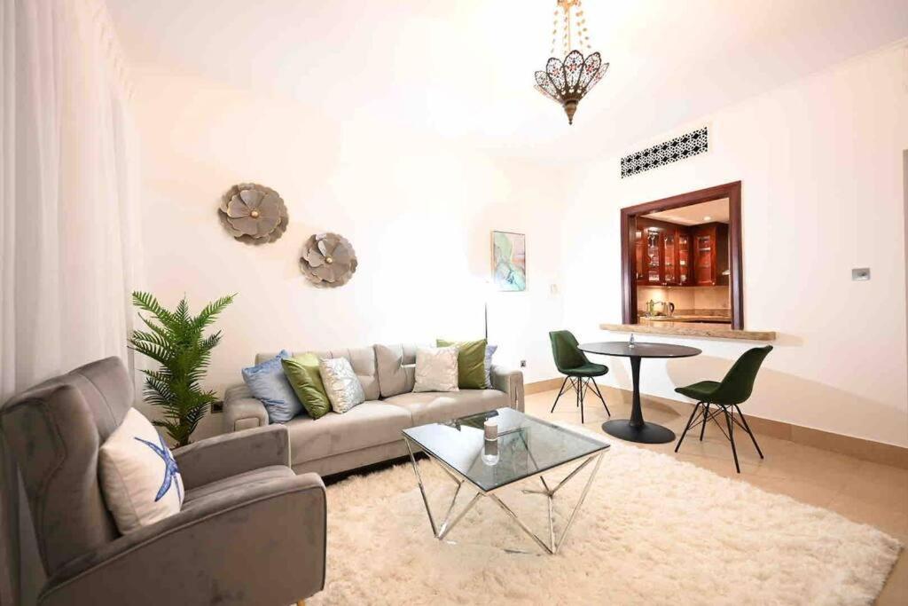 Brand New Furniture . Close To Dubai Mall. Exteriör bild