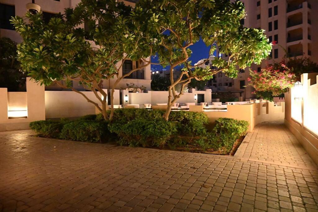 Brand New Furniture . Close To Dubai Mall. Exteriör bild